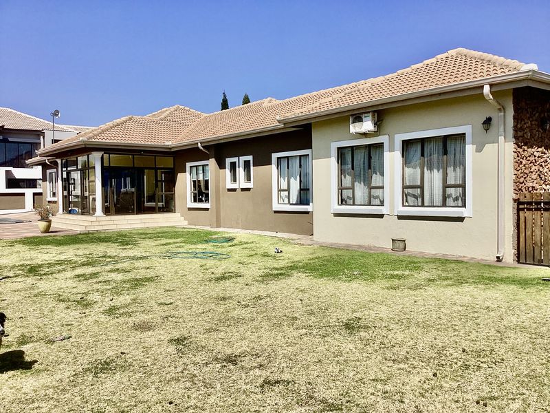 House in Bankenveld golfing security estate. - Photo 2