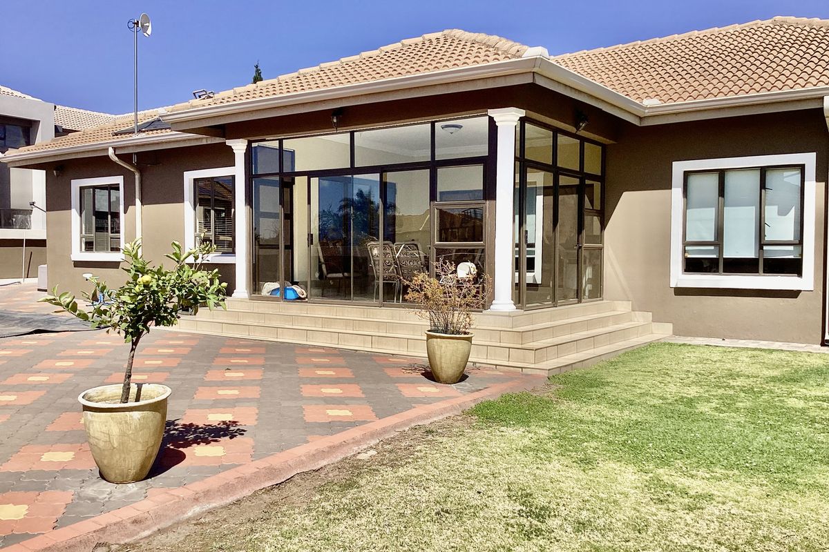 House in Bankenveld golfing security estate. - Photo 3