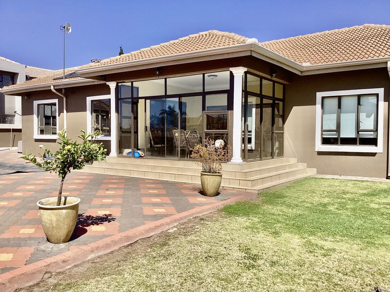 House in Bankenveld golfing security estate. - Photo 3