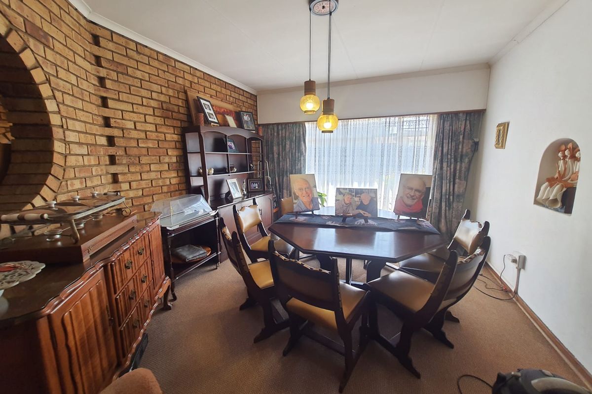 Perfect Buy In SE 3 With A Huge Home With A Unique Layout and A Massive Yard - Photo 4