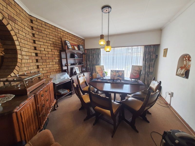 Perfect Buy In SE 3 With A Huge Home With A Unique Layout and A Massive Yard - Photo 4