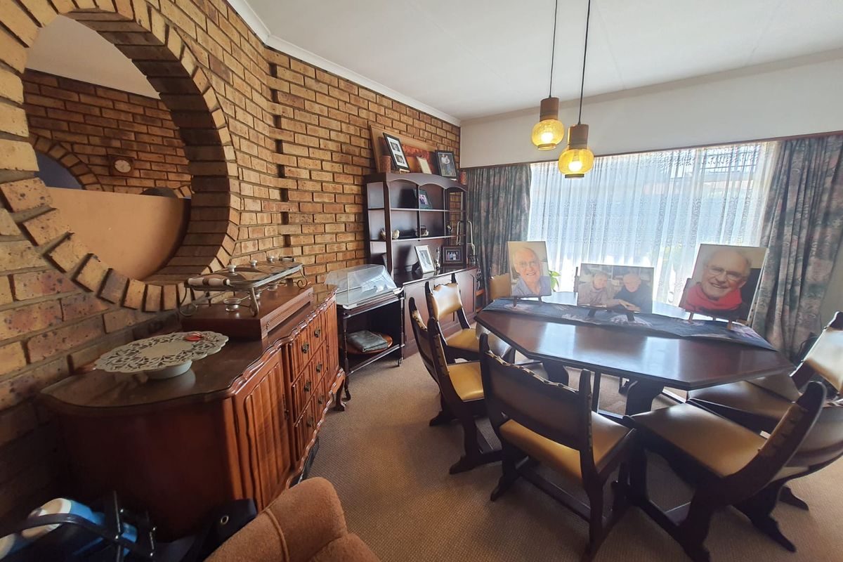 Perfect Buy In SE 3 With A Huge Home With A Unique Layout and A Massive Yard - Photo 5