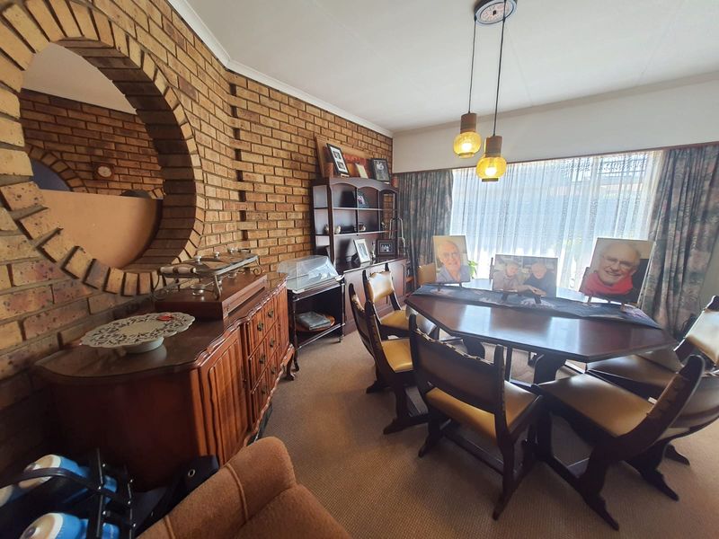 Perfect Buy In SE 3 With A Huge Home With A Unique Layout and A Massive Yard - Photo 5
