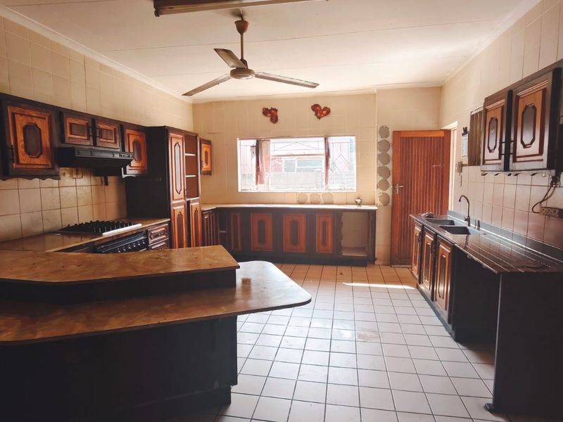 This house is perfectly located within walking distance to Sasolburg central town. - Photo 6