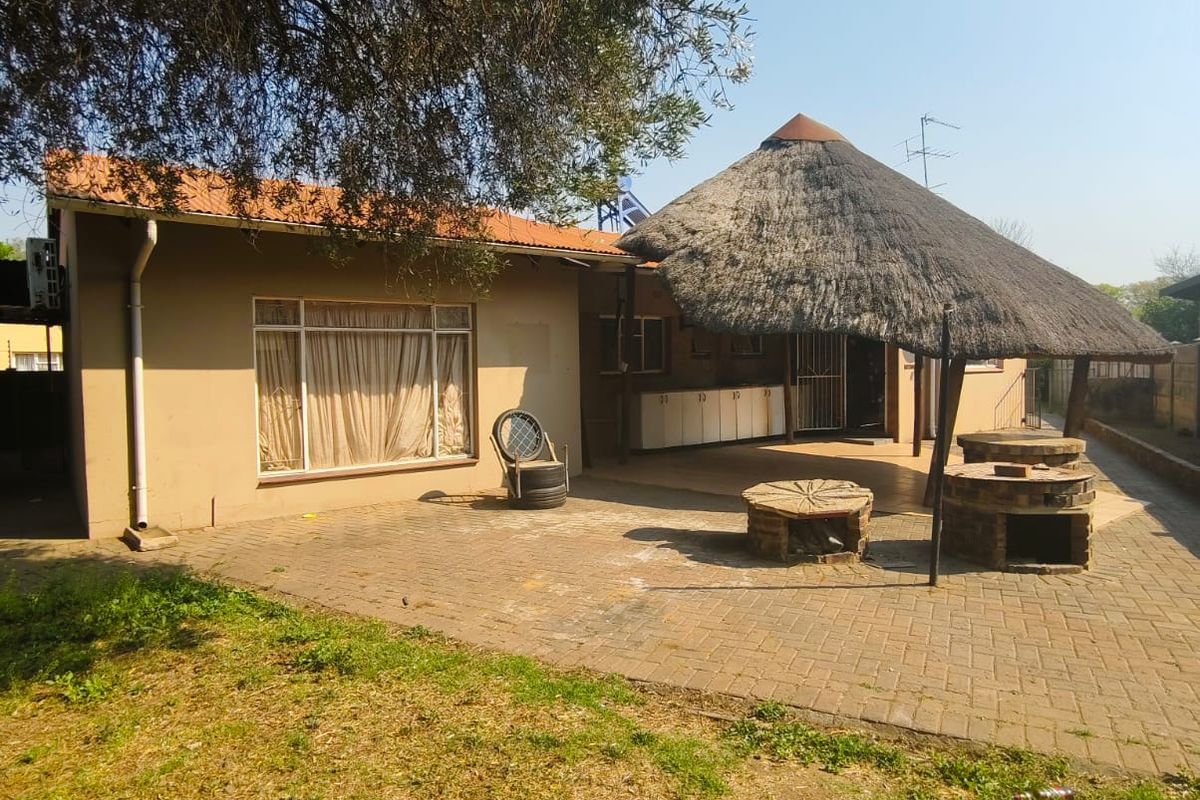 This house is perfectly located within walking distance to Sasolburg central town. - Photo 5