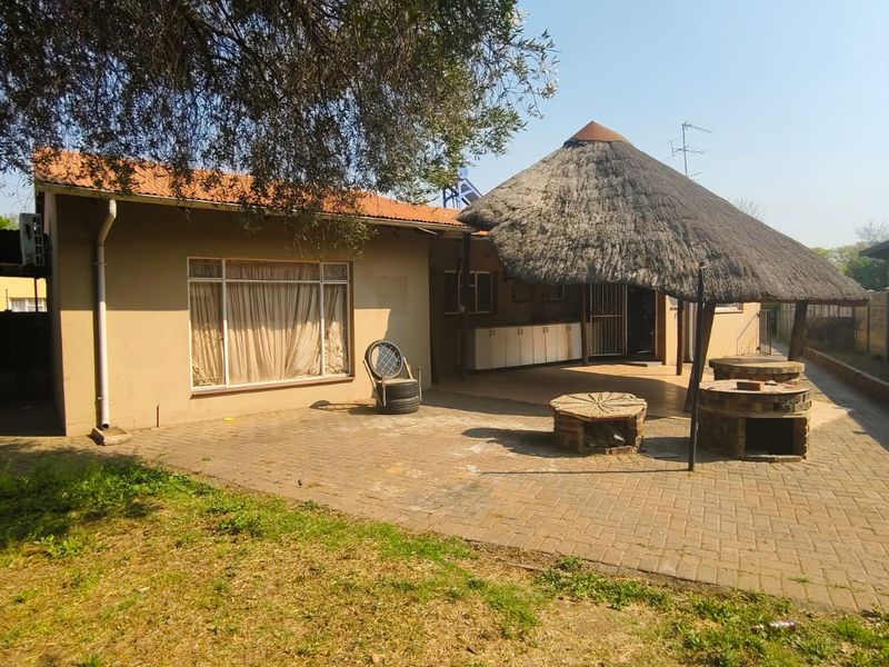 This house is perfectly located within walking distance to Sasolburg central town. - Photo 5
