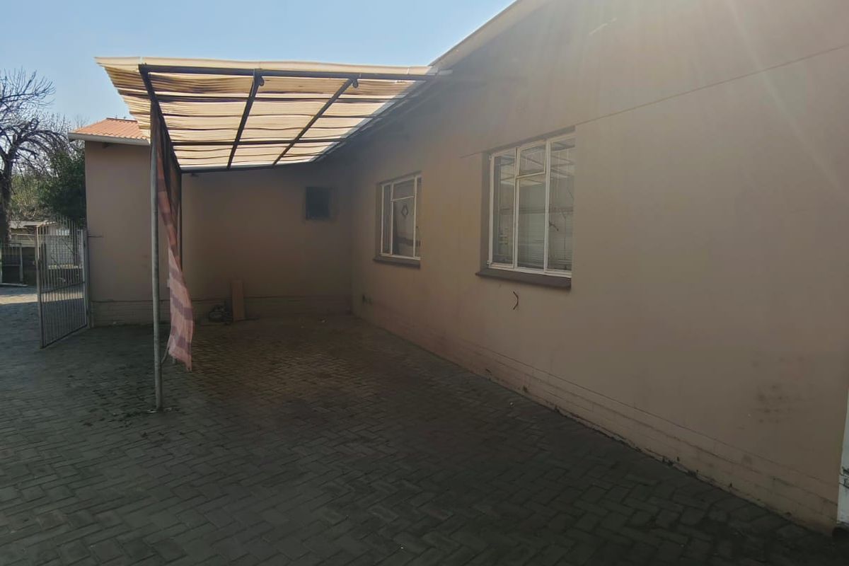 This house is perfectly located within walking distance to Sasolburg central town. - Photo 3