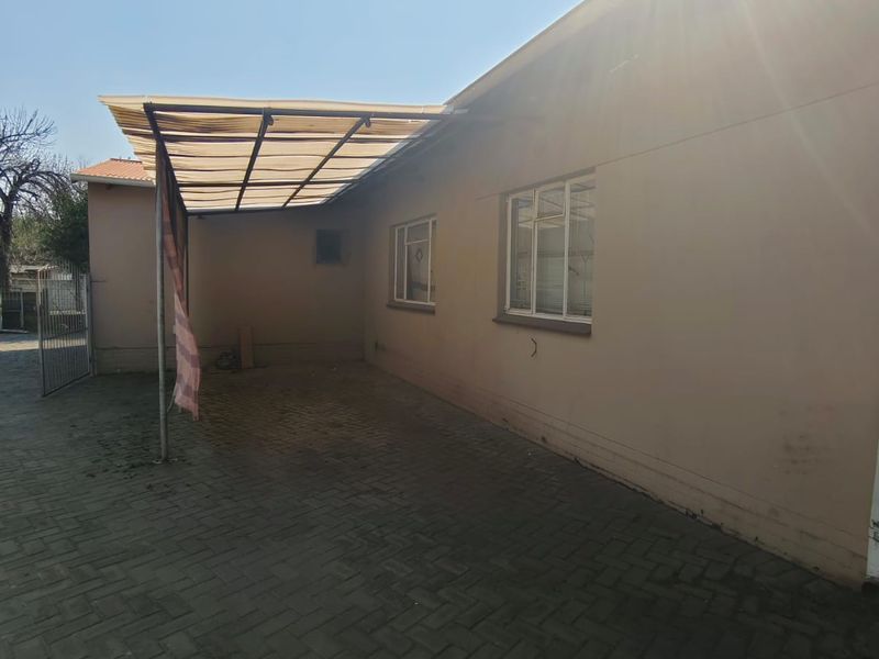 This house is perfectly located within walking distance to Sasolburg central town. - Photo 3