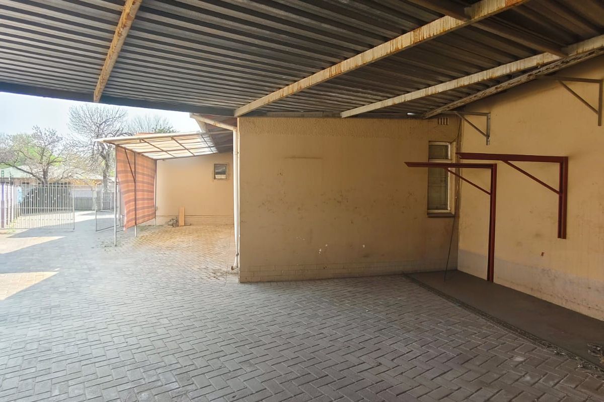This house is perfectly located within walking distance to Sasolburg central town. - Photo 2