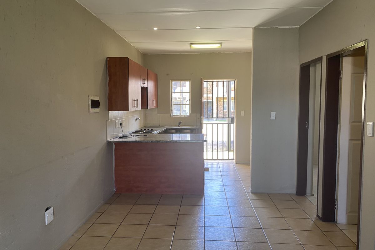 2 Bedroom Apartment in Comet - Photo 2