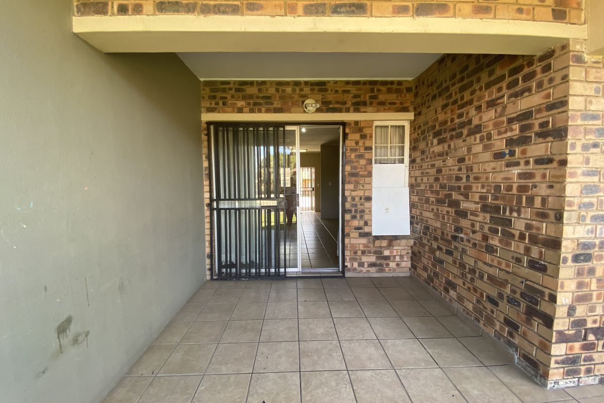 2 Bedroom Apartment in Comet - Photo 4