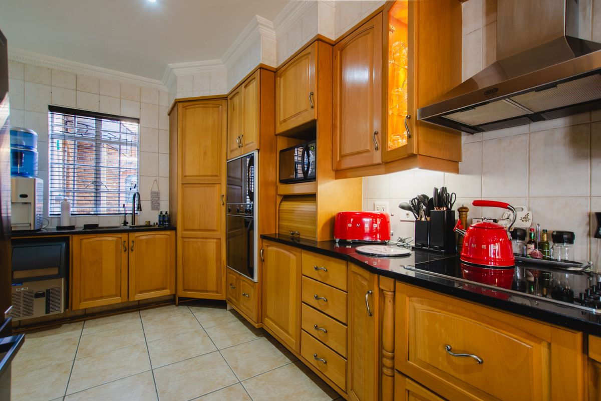 3 Bedroom Tuscan Estate - Photo 3