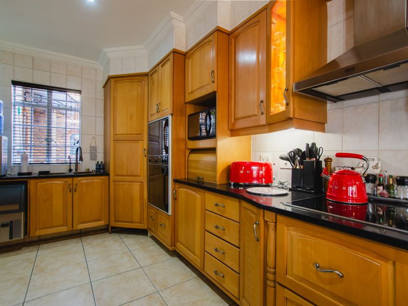 3 Bedroom Tuscan Estate - Photo 3