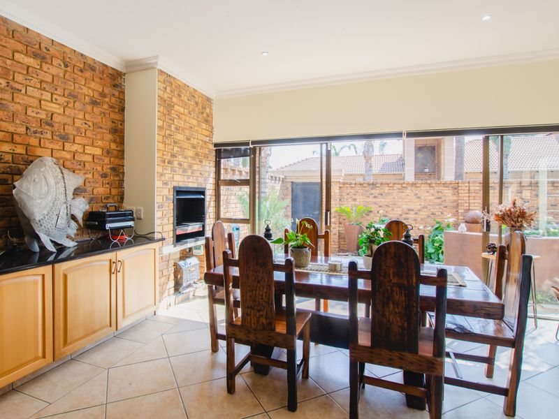 3 Bedroom Tuscan Estate - Photo 4