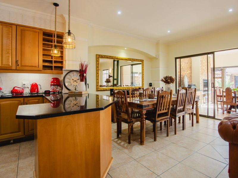 3 Bedroom Tuscan Estate - Photo 6