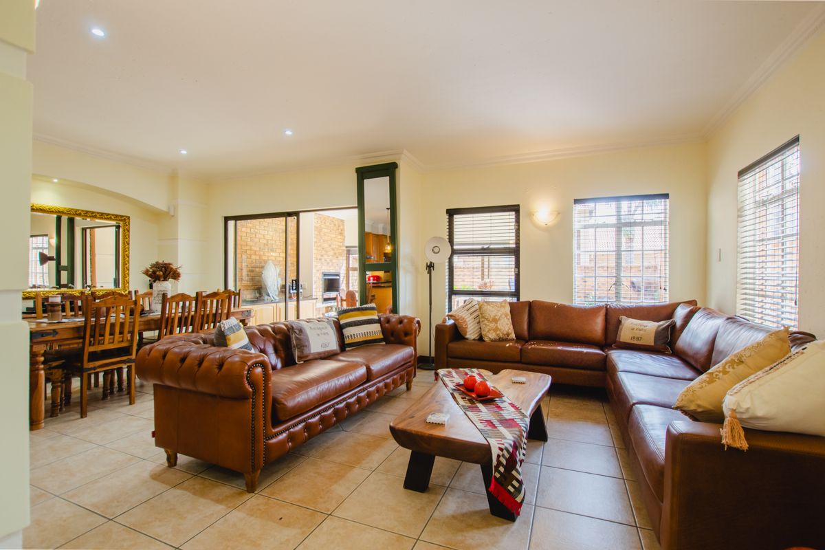 3 Bedroom Tuscan Estate - Photo 2