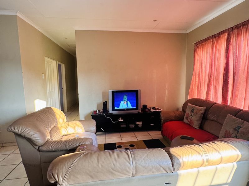 SOLE MANDATE | Secure Living on a Spacious Corner Stand In Clearwater Estate - Photo 9