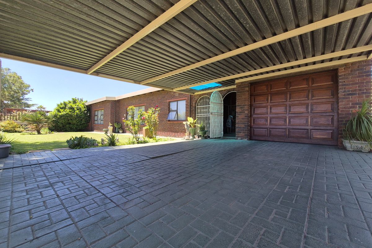 Move-In Ready Family Gem Near Carnival Mall with Ample Space & Style - Photo 2
