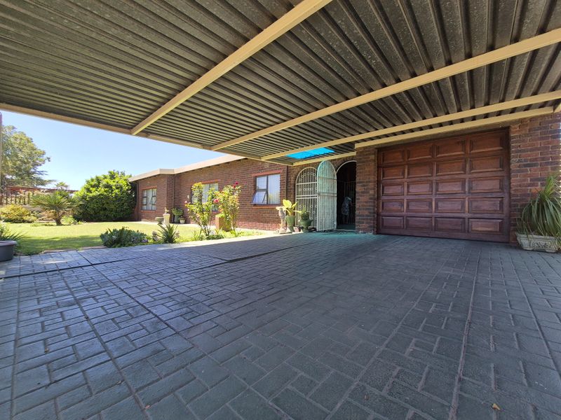 Move-In Ready Family Gem Near Carnival Mall with Ample Space & Style - Photo 2