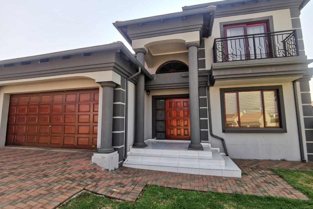 Modern 3 bedroom double storey family home in Helderwyk Estate - Photo 2