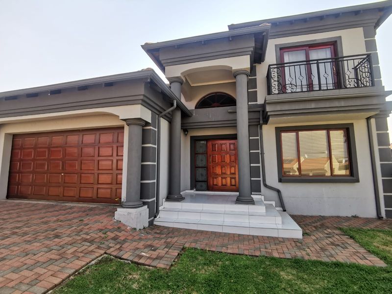 Modern 3 bedroom double storey family home in Helderwyk Estate - Photo 2