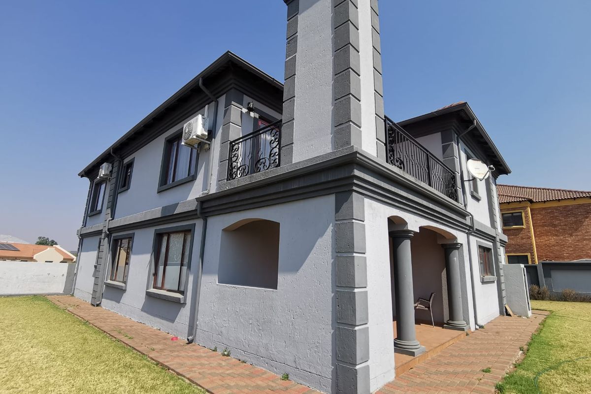 Modern 3 bedroom double storey family home in Helderwyk Estate - Photo 4