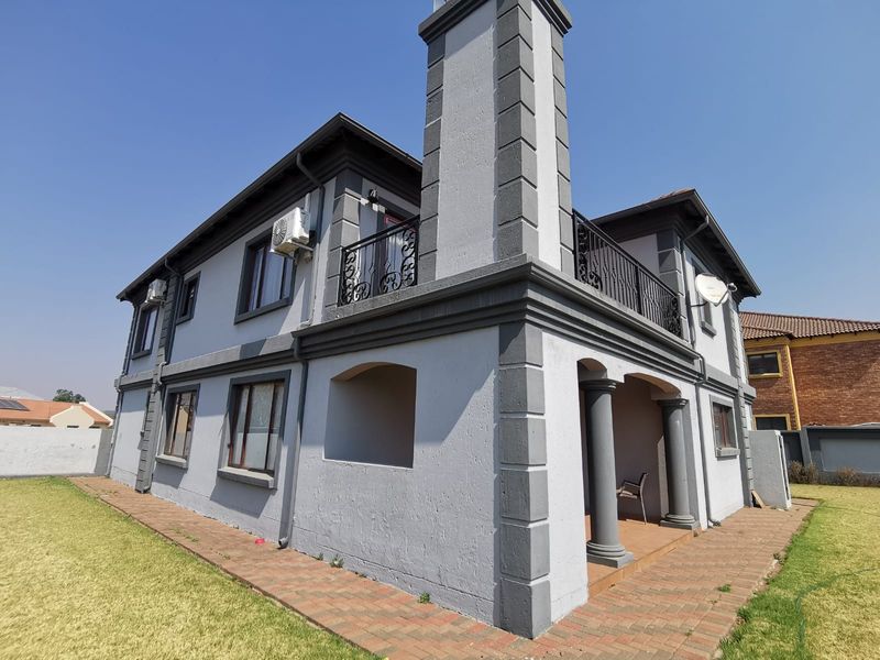 Modern 3 bedroom double storey family home in Helderwyk Estate - Photo 4