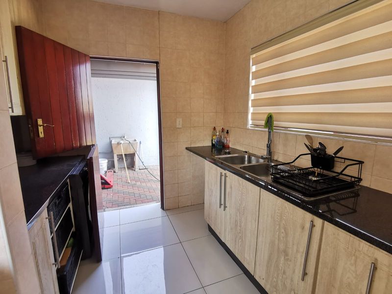 Modern 3 bedroom double storey family home in Helderwyk Estate - Photo 10