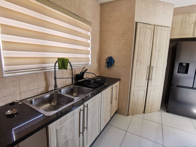 Modern 3 bedroom double storey family home in Helderwyk Estate - Photo 9