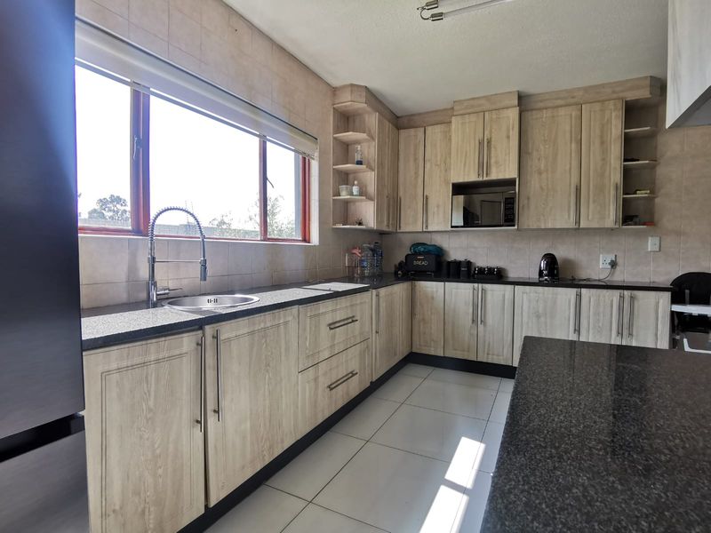 Modern 3 bedroom double storey family home in Helderwyk Estate - Photo 8