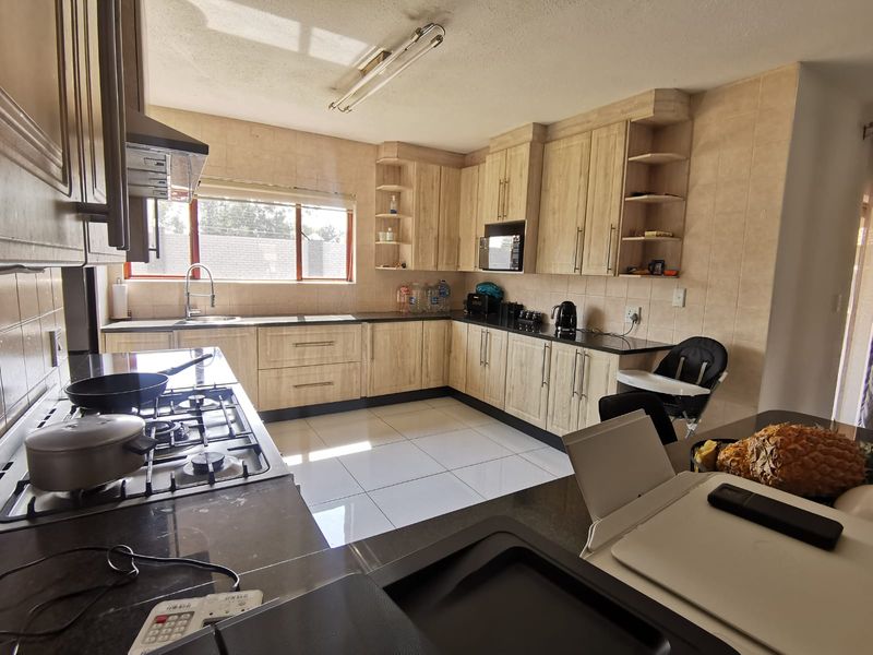 Modern 3 bedroom double storey family home in Helderwyk Estate - Photo 7