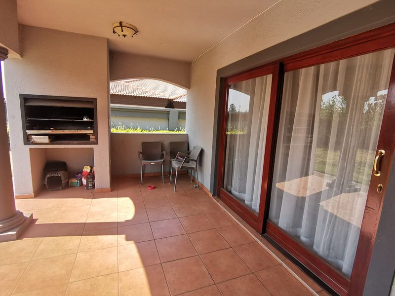 Modern 3 bedroom double storey family home in Helderwyk Estate - Photo 6