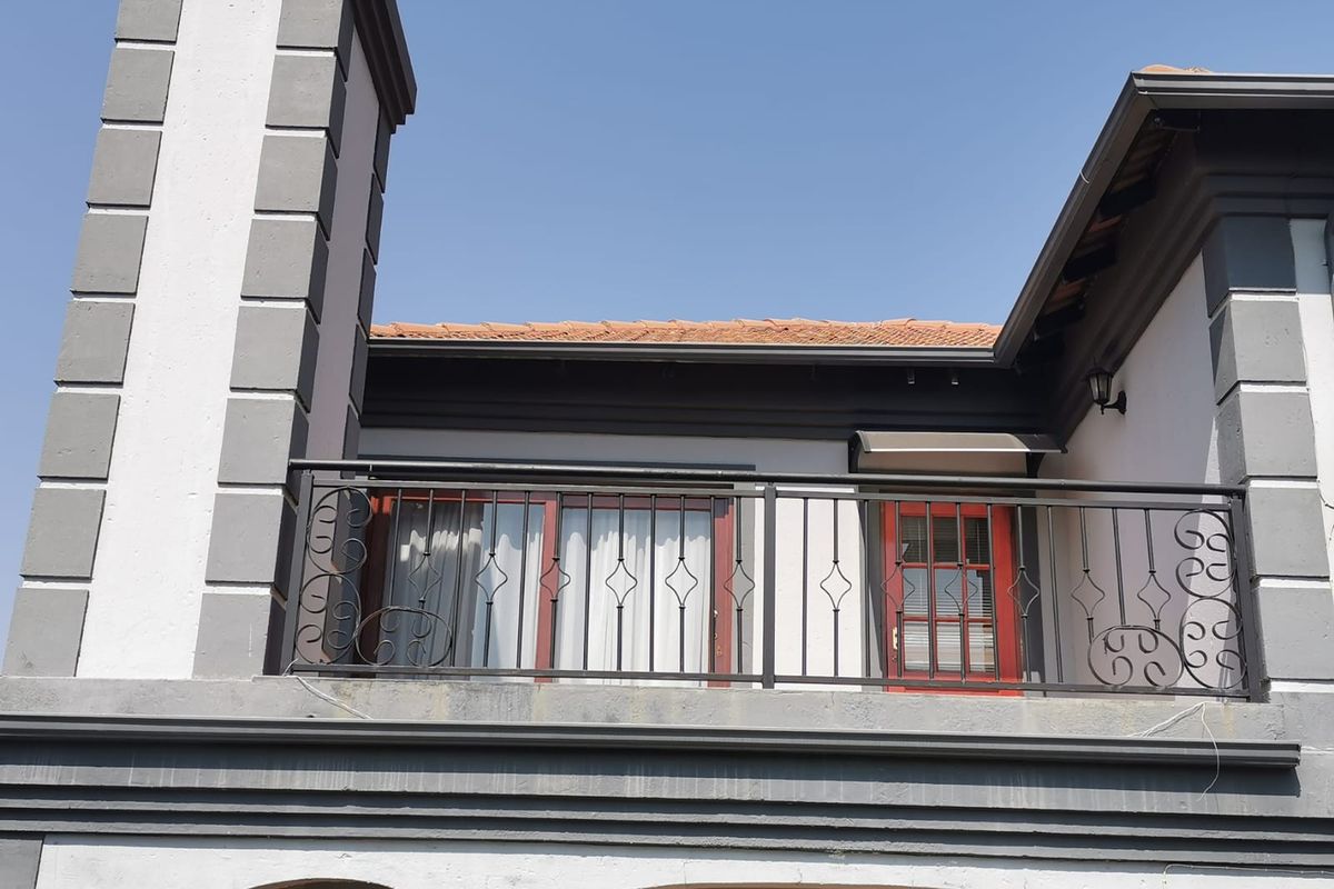 Modern 3 bedroom double storey family home in Helderwyk Estate - Photo 5