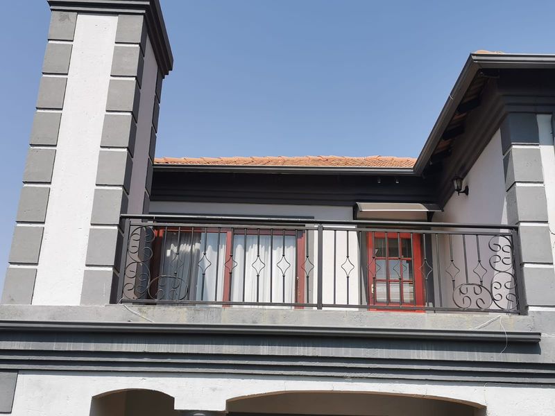 Modern 3 bedroom double storey family home in Helderwyk Estate - Photo 5