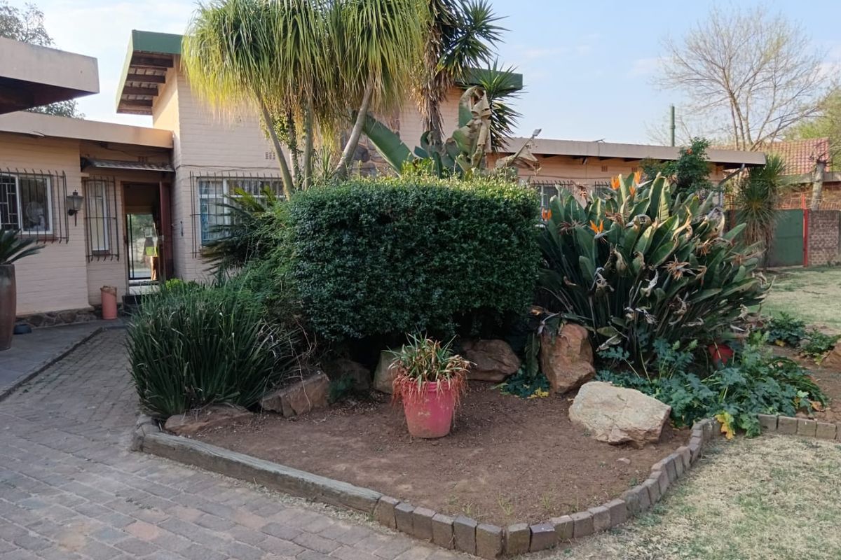 Spacious 4-Bedroom Home in Security in Boomed Area - Photo 2