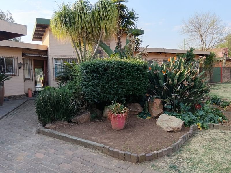 Spacious 4-Bedroom Home in Security in Boomed Area - Photo 2