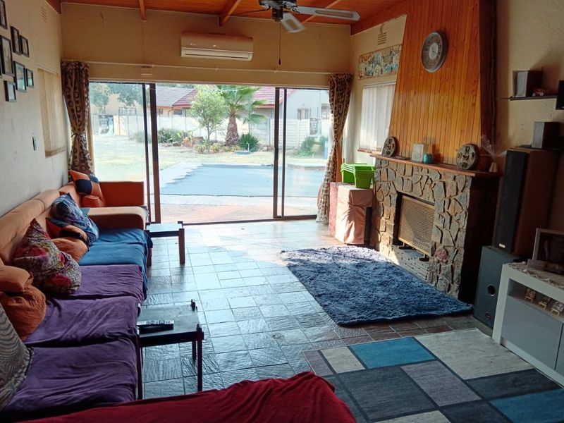 Spacious 4-Bedroom Home in Security in Boomed Area - Photo 10