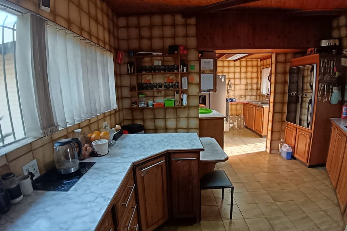 Spacious 4-Bedroom Home in Security in Boomed Area - Photo 5