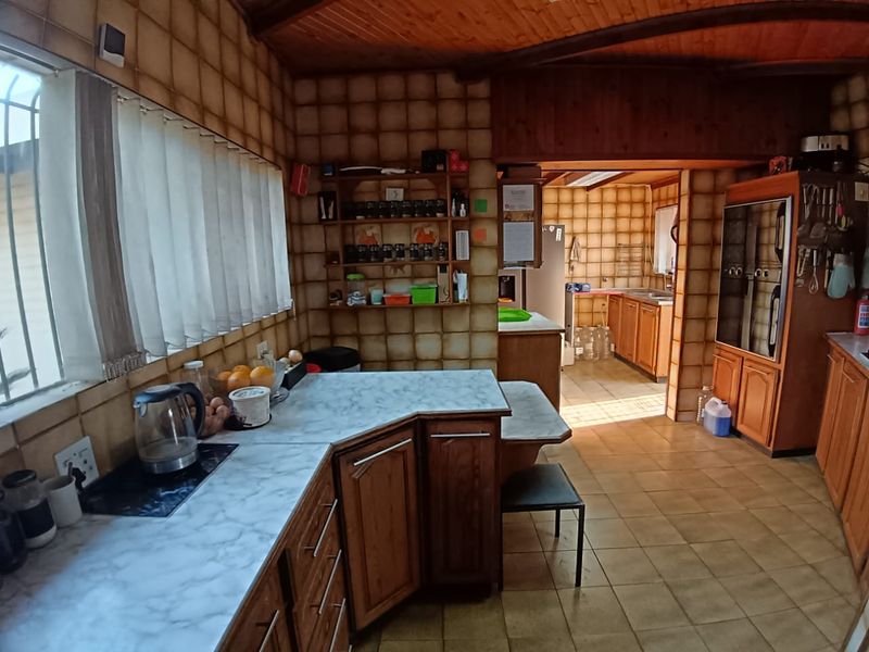 Spacious 4-Bedroom Home in Security in Boomed Area - Photo 5