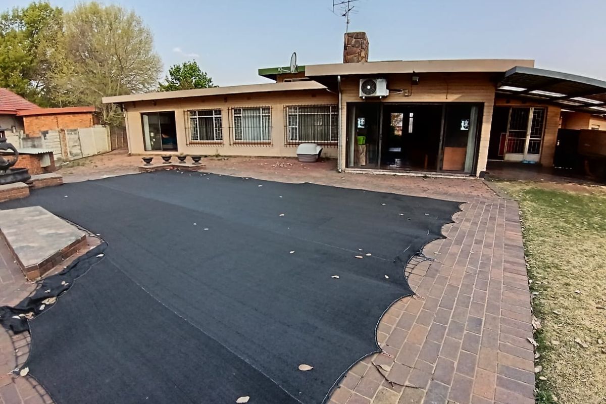 Spacious 4-Bedroom Home in Security in Boomed Area - Photo 4