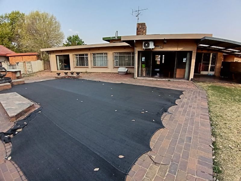 Spacious 4-Bedroom Home in Security in Boomed Area - Photo 4