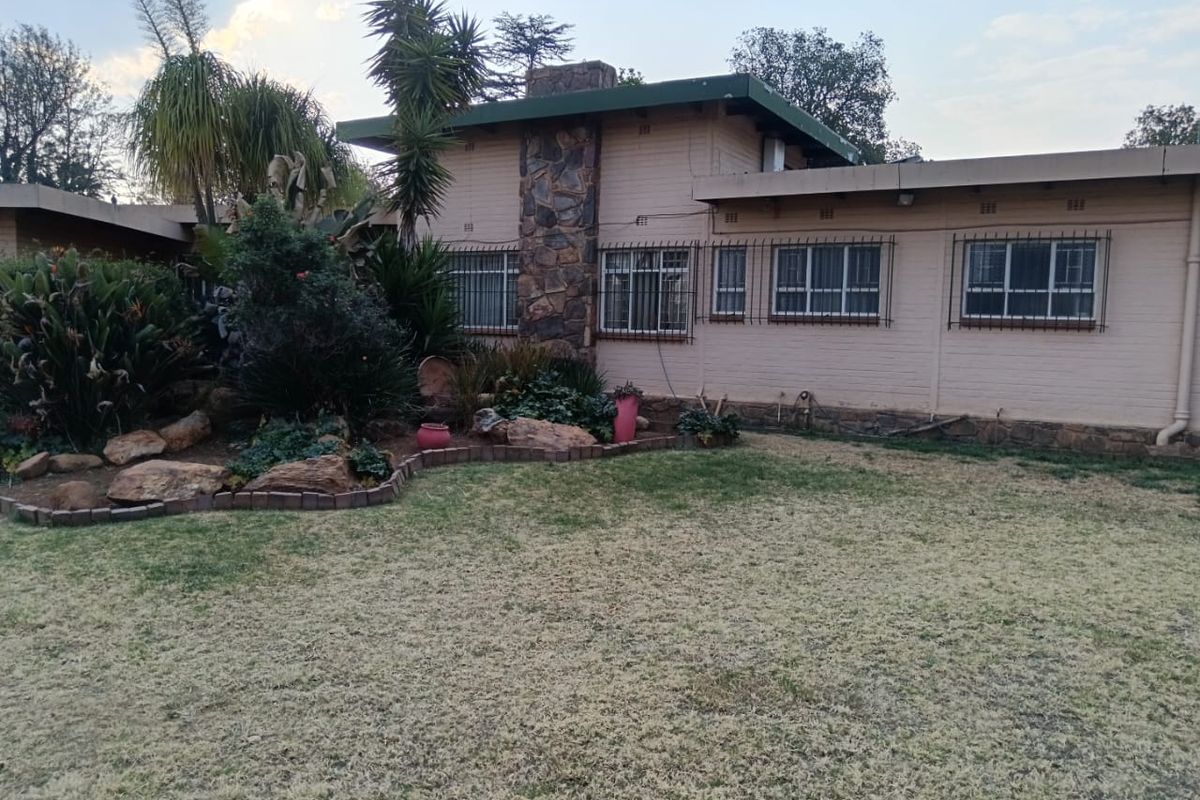 Spacious 4-Bedroom Home in Security in Boomed Area - Photo 3