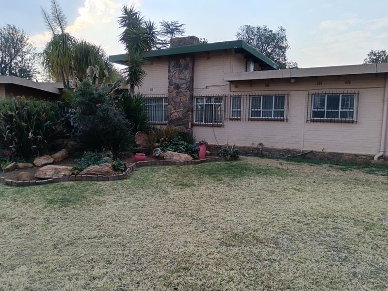 Spacious 4-Bedroom Home in Security in Boomed Area - Photo 3