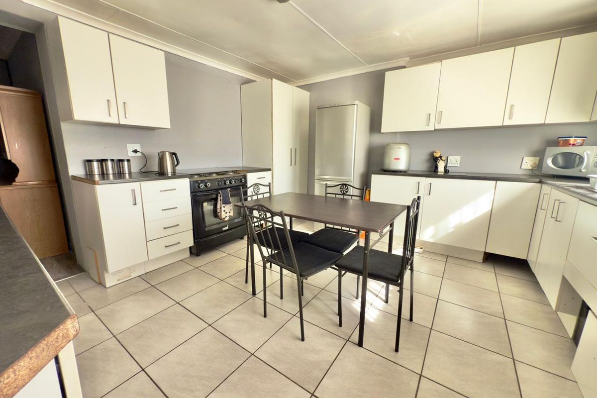 3-Bedroom Home with 2 Income-Generating Units – Rare Investment Opportunity in Brakpan Central! - Photo 4