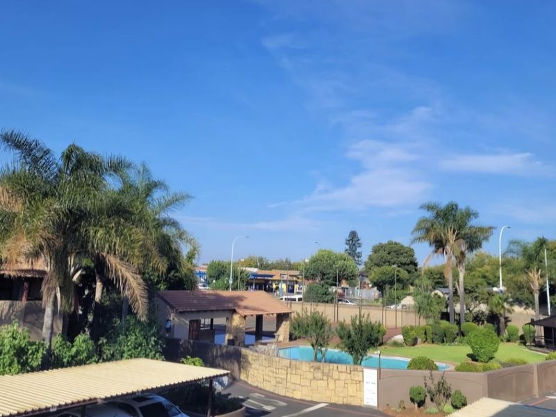 Stylish 3-Bedroom Townhouse with Pool, Tennis Court & 24-Hour Security - Photo 10