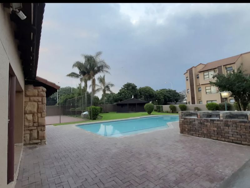 Stylish 3-Bedroom Townhouse with Pool, Tennis Court & 24-Hour Security - Photo 9
