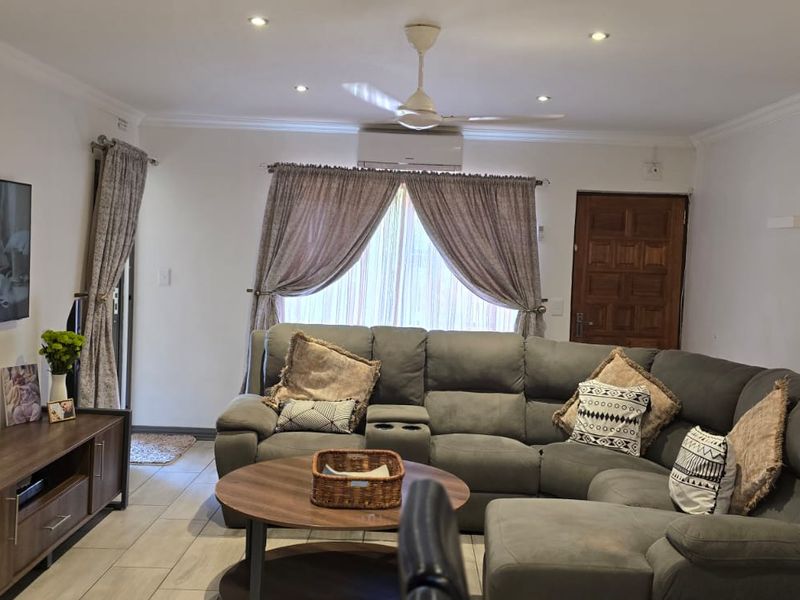 Stylish 3-Bedroom Townhouse with Pool, Tennis Court & 24-Hour Security - Photo 6