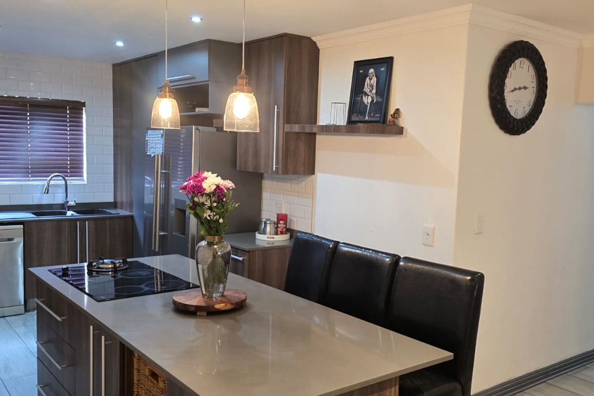 Stylish 3-Bedroom Townhouse with Pool, Tennis Court & 24-Hour Security - Photo 2