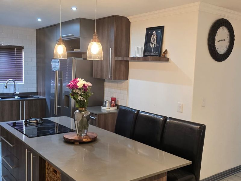 Stylish 3-Bedroom Townhouse with Pool, Tennis Court & 24-Hour Security - Photo 2