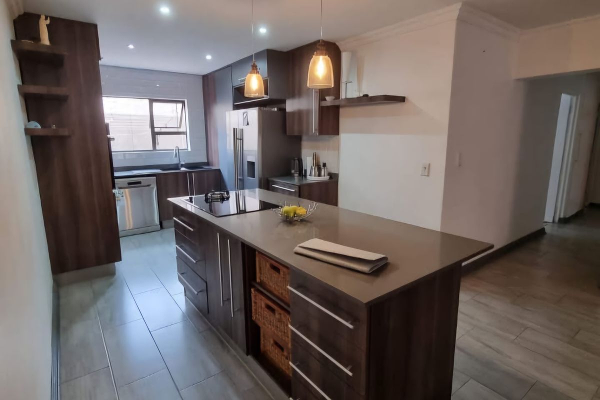 Stylish 3-Bedroom Townhouse with Pool, Tennis Court & 24-Hour Security - Photo 5